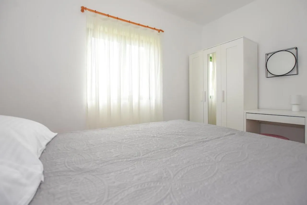 Apartments Kate باغ