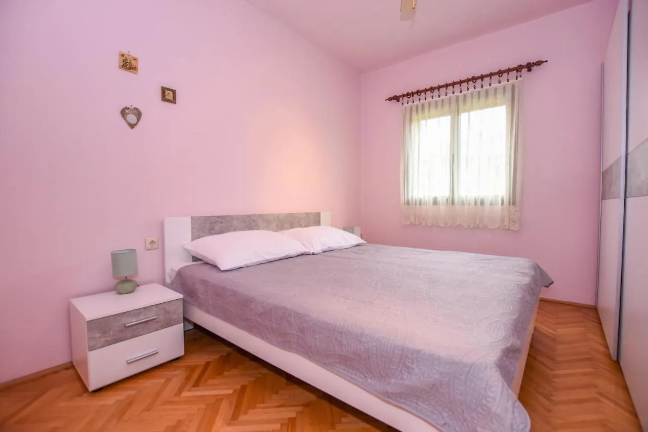 Apartments Kate باغ