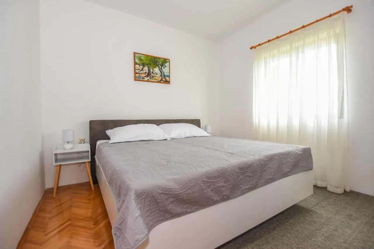 Apartments Kate باغ