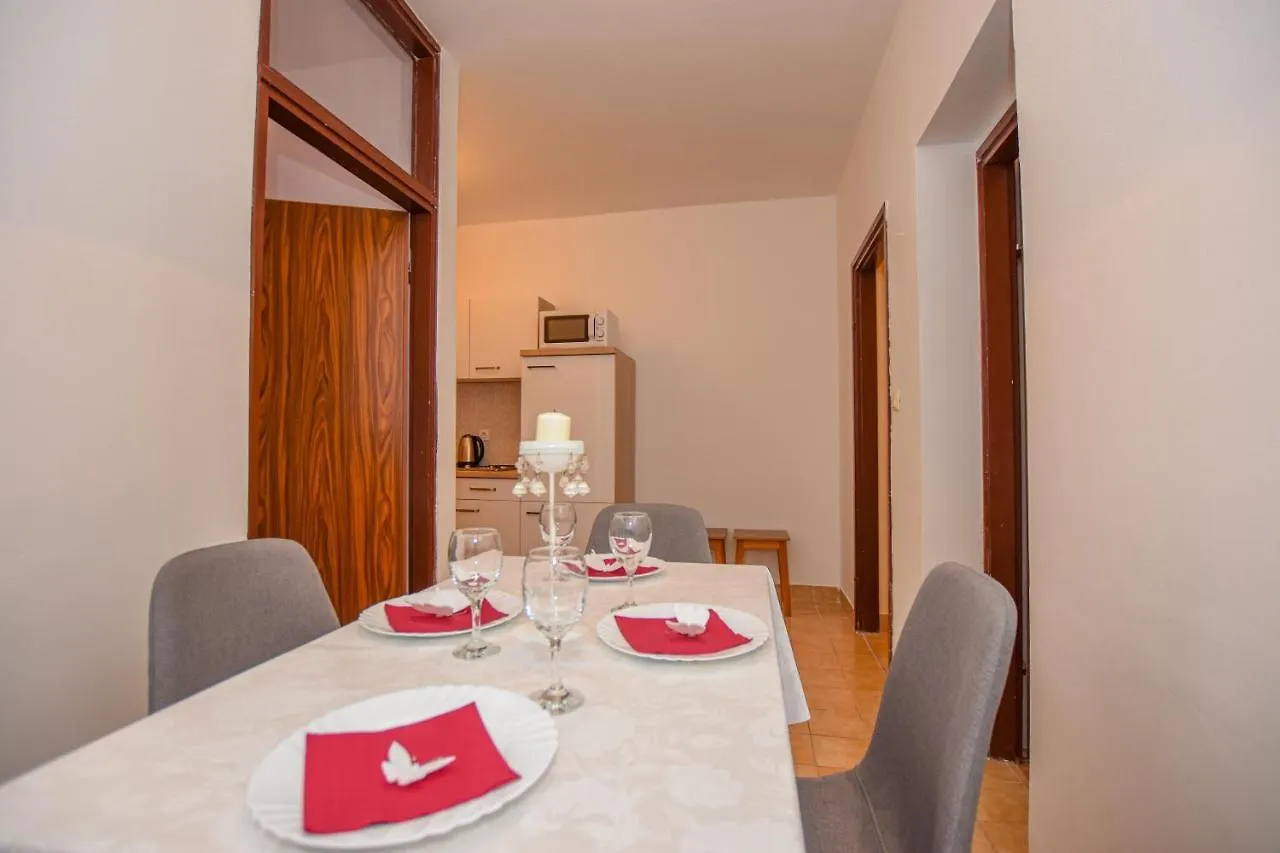 Apartments Kate باغ