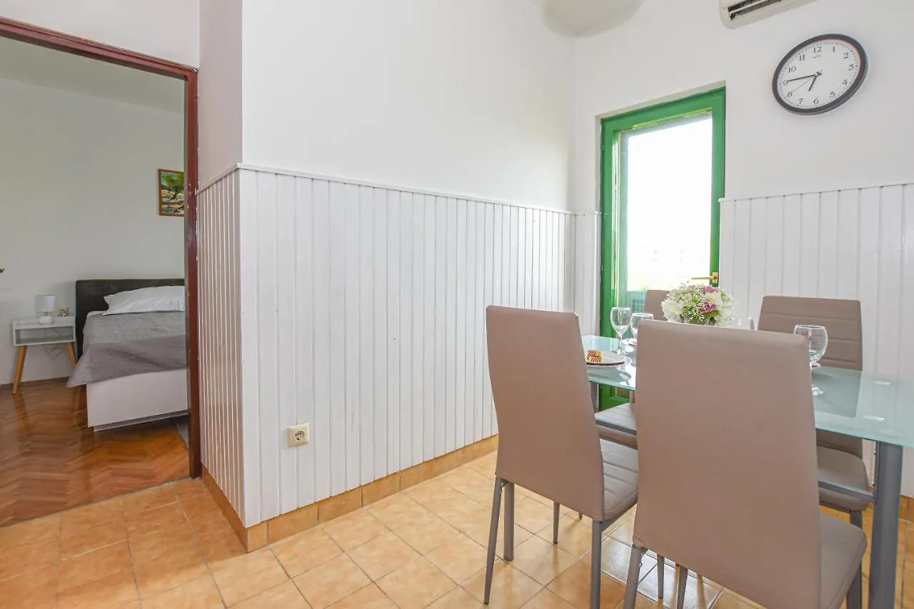 Apartments Kate باغ